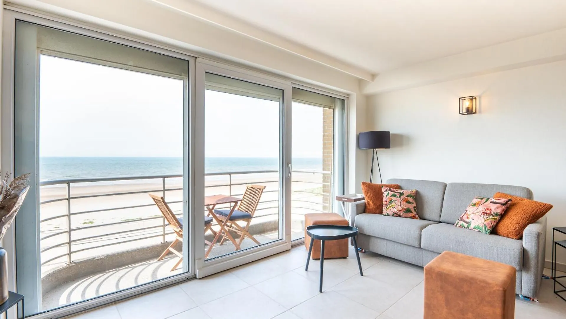Beautiful Apartment With Sea Views And Parking Ostend
