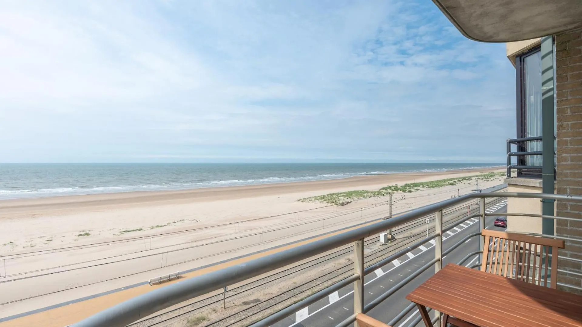 Beautiful Apartment With Sea Views And Parking Oostende
